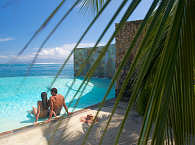 Infinity-Pool des Manava zur Lagune 