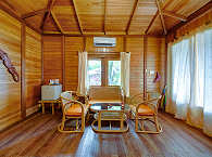 Im Inneren eines der Bungalows des Mapia Resort 