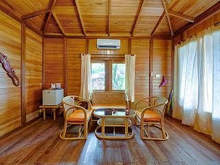 Im Inneren eines der Bungalows des Mapia Resort 