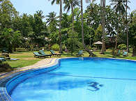 Pool und Liegewiese des Mapia Resort & Spa 