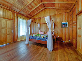 einfache, aber geschmackvoll eingerichtete Bungalows – Mapia Dive Resort 