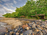 Strand aus dunklem Vulkangestein 