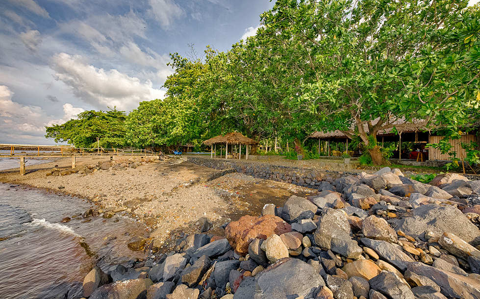 Strand aus dunklem Vulkangestein 
