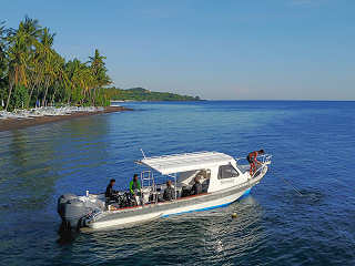 Tauchboot „Bornella“ der Tauchbasis „Markisa Divers“ auf Bali 