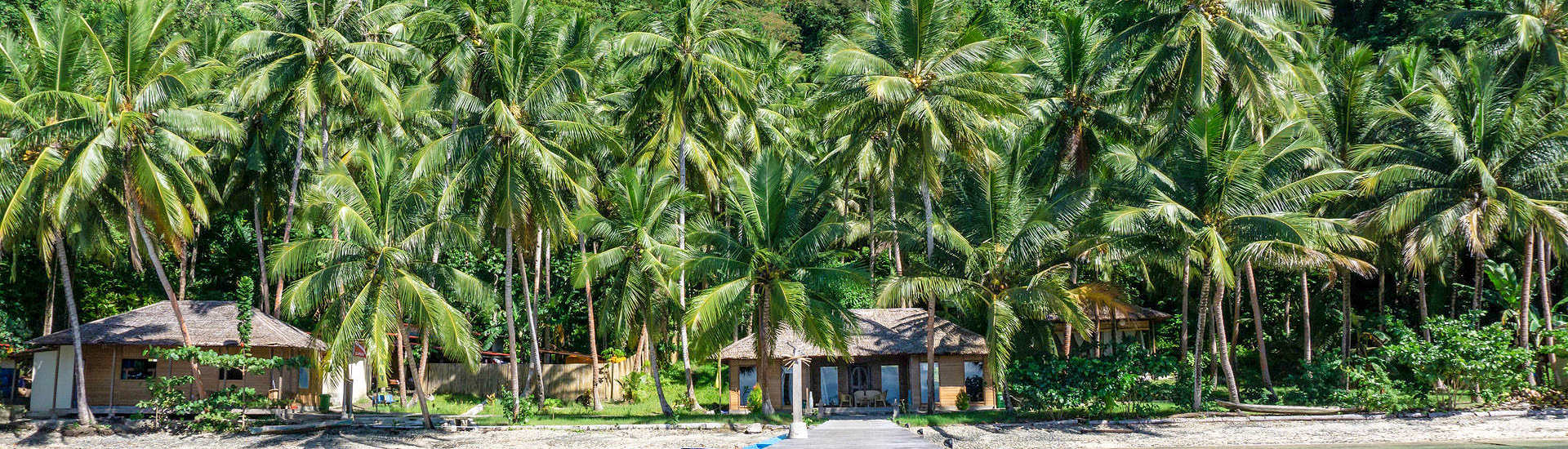 Blick vom Jetty aufs Sali Bay Resort – Molukken 