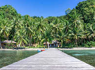 Blick vom Jetty aufs Sali Bay Resort – Molukken 