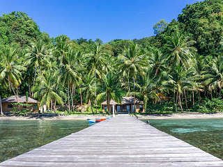 Blick vom Jetty aufs Sali Bay Resort – Molukken 