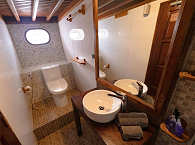 Badezimmer auf dem Unterdeck 