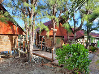 Bungalows aus traditionelle polynesischen Materialien 