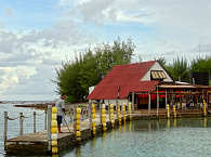 Am Steg des Tauchresorts 