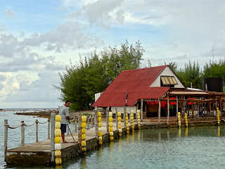 Am Steg des Tauchresorts 
