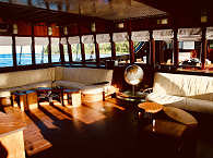 Lounge-Bereich auf dem Hauptdeck · Tauchkreuzfahrtschiff Raja Ampat 