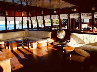 Lounge-Bereich auf dem Hauptdeck · Tauchkreuzfahrtschiff Raja Ampat 