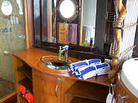 Badezimmer der Master-Suite auf dem Hauptdeck 