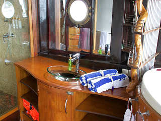 Badezimmer der Master-Suite auf dem Hauptdeck 