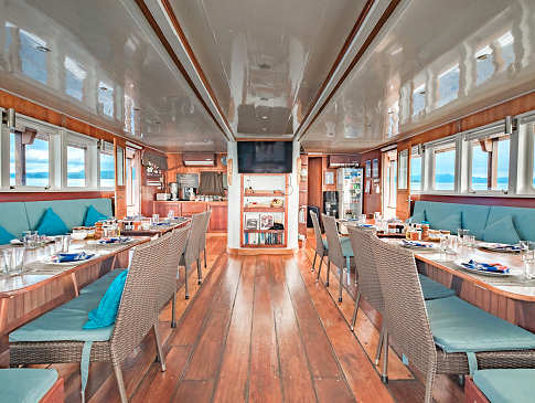 Salon der MV Ambai 