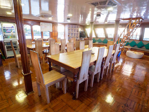 Essbereich im Salon der Eco Blue – Tauchkreuzfahrtschiff Malediven 