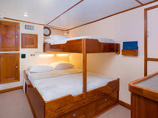 Kabine mit Doppel- und Extra-Bett · Safariboot MV Sea Hunter 