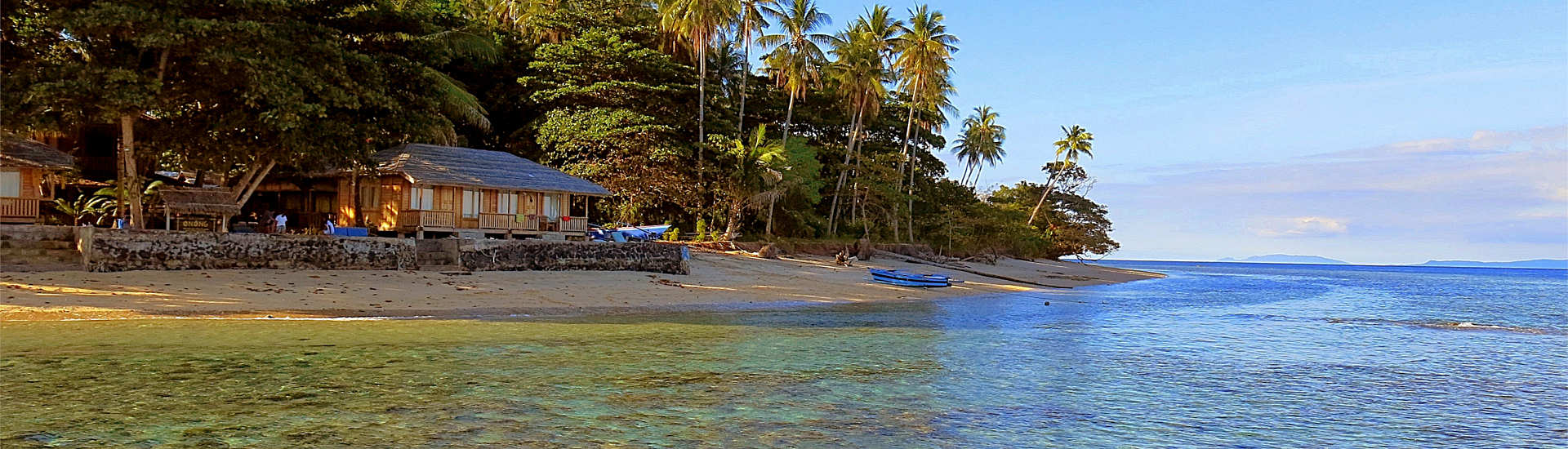 Blick vom Wasser auf Siladen und das Tauchresort 