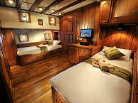 holzvertäfelte Twinbed-Kabine · Safariboot Palau Siren 