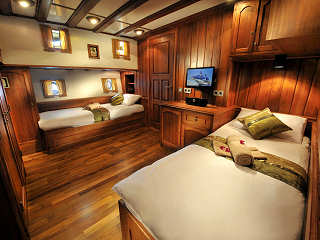 holzvertäfelte Twinbed-Kabine · Safariboot Palau Siren 