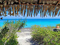 Blick aus einem der Bungalows des Raimiti auf die Lagune Fakaravas 