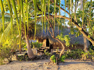 Fare Crusoe aus Bastmatten und Palmblatt an der Lagune Fakaravas 