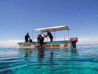 Tauchboot der Tauchbasis Seaquest – Alona Beach, Philippinen 