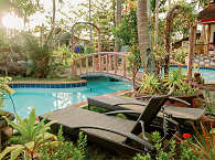 Garten mit Liegen und Pool 
