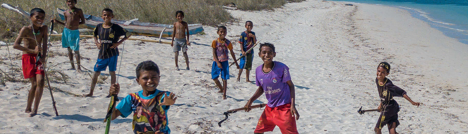 Insel-Kinder am Strand im Alor Archipel 
