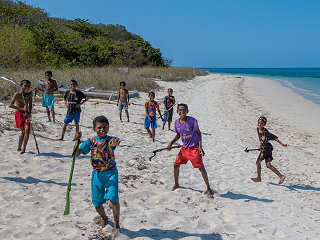 Insel-Kinder am Strand im Alor Archipel 