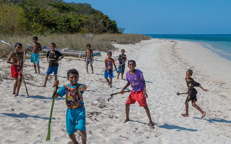 Insel-Kinder am Strand im Alor Archipel 