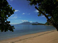 Blick auf den Tangkoko Vulkan und Lembeh im Süden 