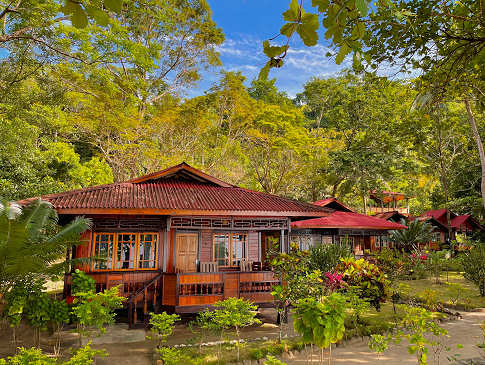 Bungalows im traditionellen Stil der Minahasa Highlands 