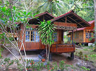 Reich verzierte Bungalows im Minahasa-Stil 