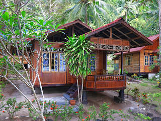 Reich verzierte Bungalows im Minahasa-Stil 