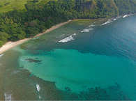 Strand Rinondoran in der einsamen Bucht am Kap von Sulawesi 