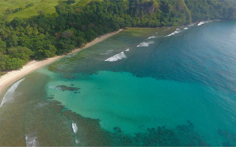 Strand Rinondoran in der einsamen Bucht am Kap von Sulawesi 