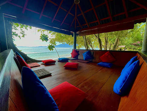 Chill hut am Strand unter einem Dach aus Alang-Alang-Gras 