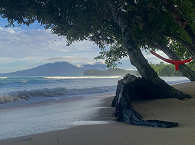 Strand mit Blick auf den Tangkoko Vulkan 