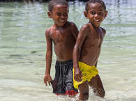 Kinder am Strand – Raja Ampat, Indonesien 