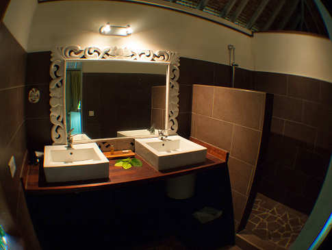 Badezimmer im Doppelbungalow – Rangiroa 
