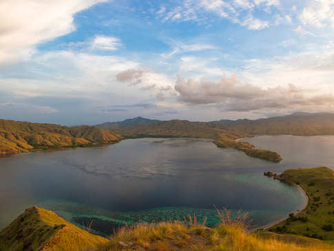 Atemberaubende Landschaften · Tauchreisen nach Komodo 