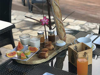 Französisches Frühstück der Pension auf Tahiti 