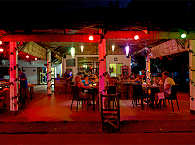 Restaurant des Apo Reef Club bei Nacht 