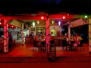 Restaurant des Apo Reef Club bei Nacht 