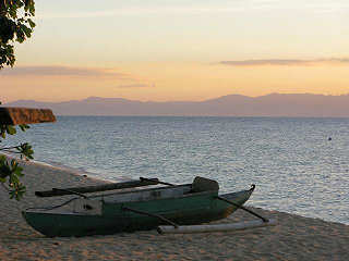 Traditionelle Banka und Sandstrand auf Moalboal – Philippinen 