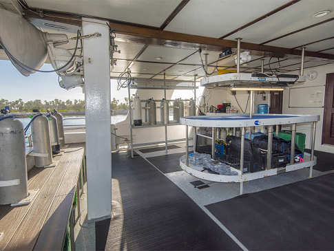 Geräumiges Tauchdeck mit Duschen und Arbeitstisch 