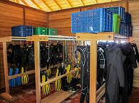 Equipmentraum in der Tauchbasis des Sali Bay Resorts – Halmahera 
