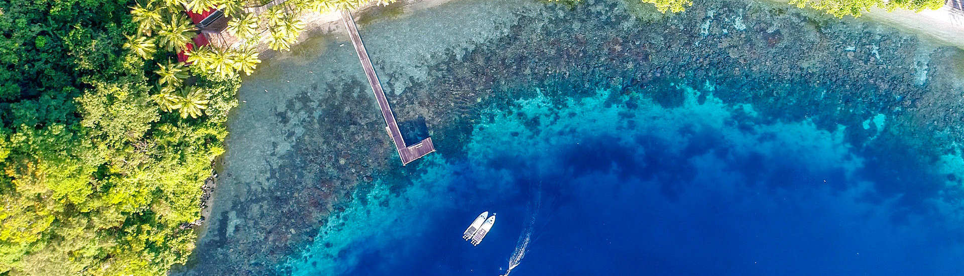 Die Sali Bay in Halmahera aus der Vogelperspektive 